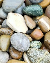 Kieselsteine am Boden